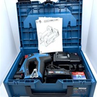 NOVUS J-550 tapetarska baterijska klamerica u kovčegu