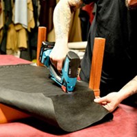 NOVUS J-550 tapetarska baterijska klamerica u kovčegu